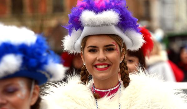 Tanzmariechen mit bunten Federn geschmückt.