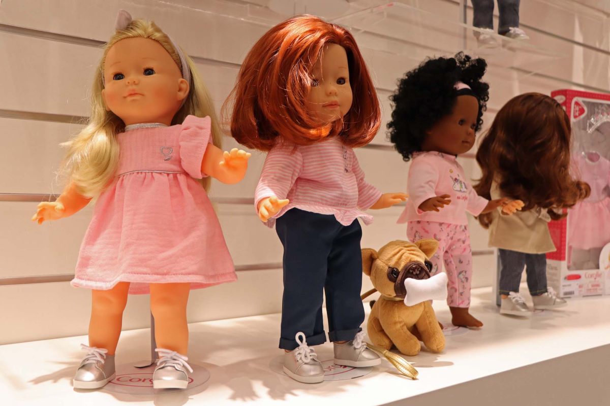 Puppen auf einem Tisch.