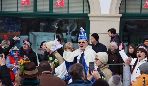 Das Prinzenpaar läuft durch den Umzug.