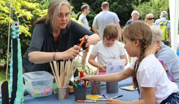 Kinder basteln an einem Tisch.