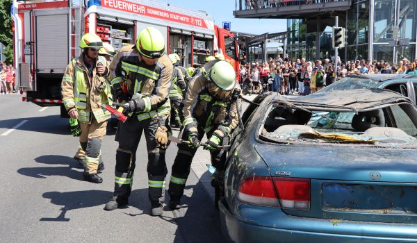 Die Feuerwehr bricht ein verunfalltes Auto auf.