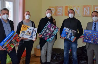 Fünf Personen stehen nebeneinader und halten Baukästen in den Händen.