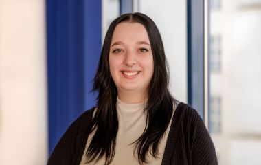 Das Bild zeigt ein Portrait von Frau Palm, Fachangestellte für Medien- und Informationsdienste