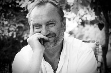 Schwarz-Weiß: Ein Mann mit einem weißem Hemd.