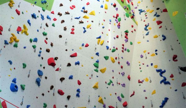Boulder und Kletterhalle von Innen (Foto: DAV)