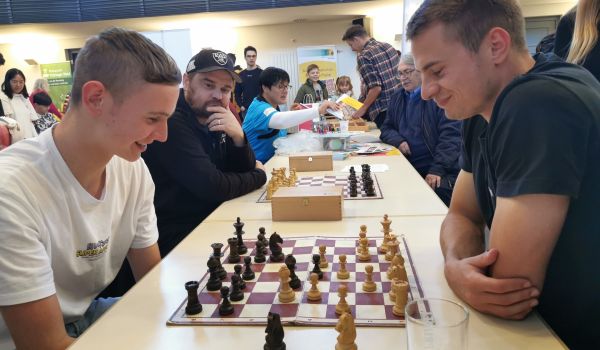 Menschen spielen Schach.