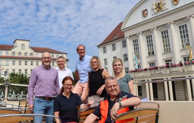 Menschen vor dem Sonneberger Rathaus.