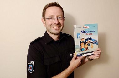 Polizeioberkommissar Martin Schreier hält das Buch Max und die Polizei