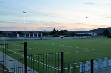 Ein Fußballplatz bei Sonnenuntergang.