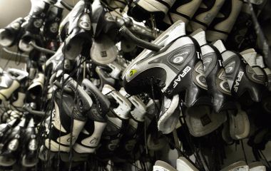 Schlittschuhe hängen an einer Wand.