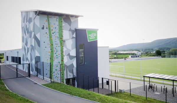 Außenanlage Kletterzentrum mit Kletterwand (Foto: DAV)