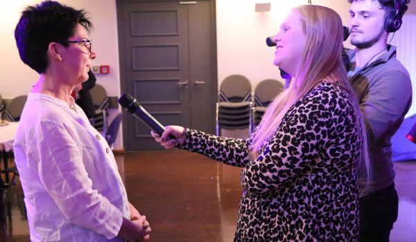 Eine Frau hält Petra Adelbert ein Mikrofon hin. Daneben steht ein Mann mit Kamera.