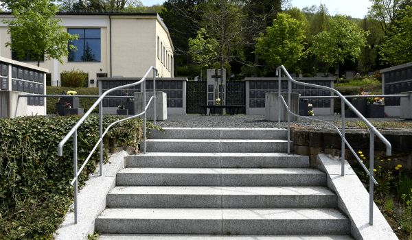 Aufgang zur Urnenwand auf dem Hauptfriedhof in Sonneberg.