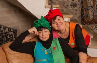 Zwei Frauen sind als Reinigungskräfte verkleidet.