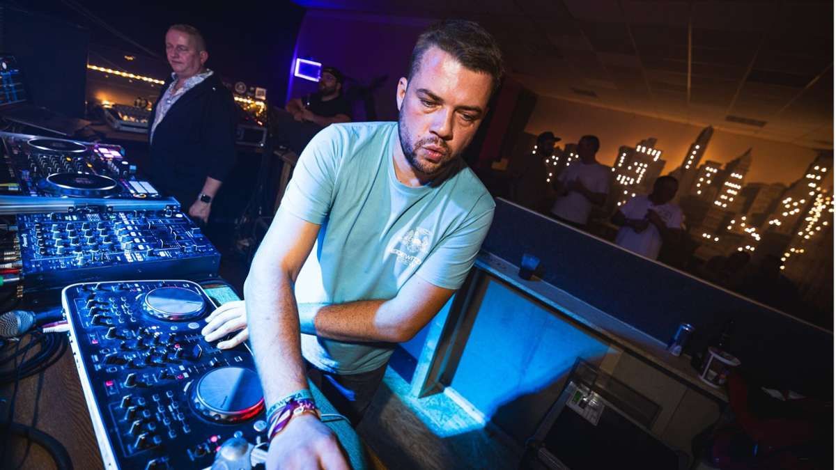 DJ an den Plattentellern.