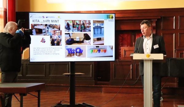 Ein Mann steht an einem Rednerpult.