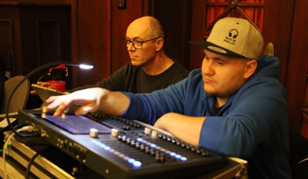 Zwei Männer sitzten an einem Mischpult.