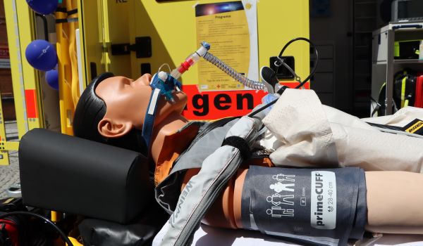 Ein Puppe mit Beatmungsschlauch.