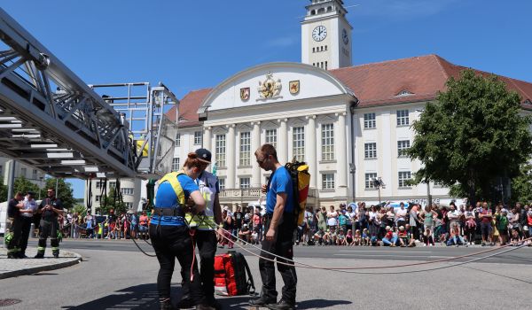 Viele Menschen stehen auf dem Platz vor dem Sonneberger Rathaus.