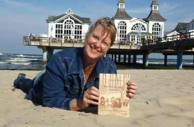 Christiane Töllner mit ihrem Buch / Foto: privat