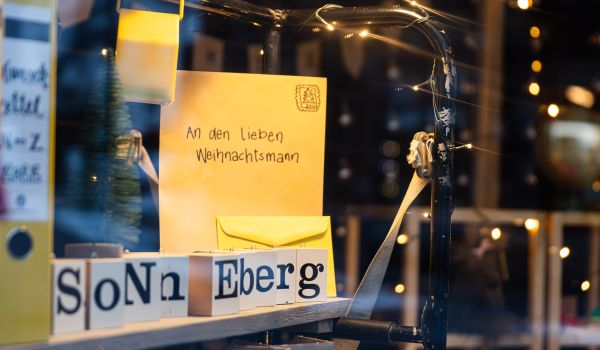 Ein Wunschzettel mit der Aufschrift: An den lieben Weihnachtsmann.