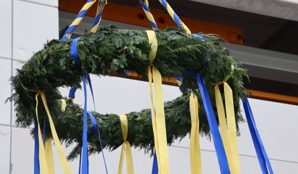 Eine Richtkrone mit gelben und blauen Bändern.