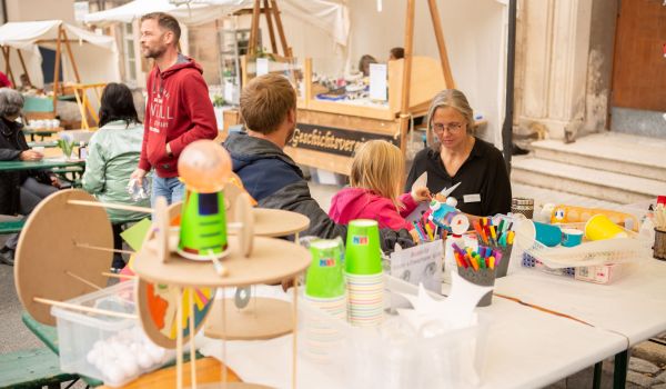 Ein Bastelstand auf Sonneberger Stadt- und Museumsfest.
