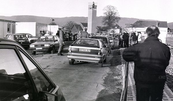 Schwarz-weiß: Pkws überqueren die Grenze zwischen Ost- und Westdeutschland.