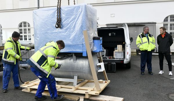 Ein Metalltank auf einer Palette.