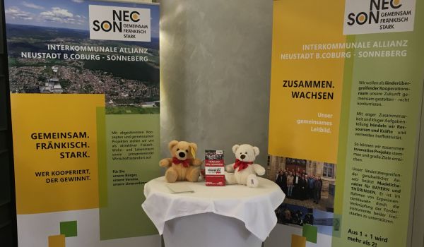 Ein Stehtisch zwischen zwei Bannern.