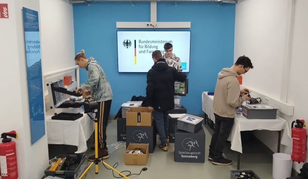 Jugendliche bereiten Experimente bei einer Ausstellung vor.