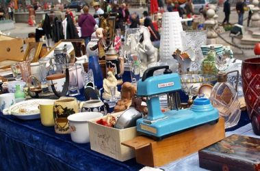 Verschiedene Gegenstände an einem Flohmarktstand.