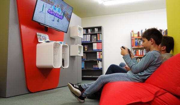 Kinder spielen an der Gaming-Station in der Bibliothek / Foto: K. Zitzmann