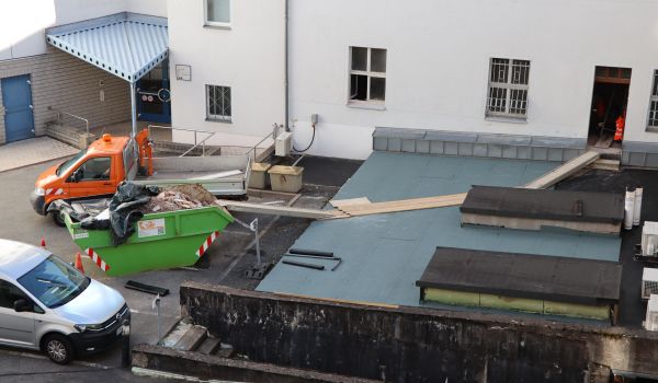 Im Innenhof des Rathauses Sonneberg steht ein Container mit Bauschutt.