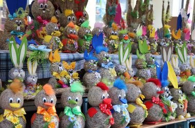 Ein Verkaufsstand mit bunter Osterdeko.