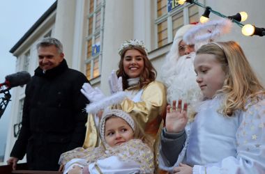 Der Weihnachtsmann, das Christkind und zwei kleine Engel begrüßen gemeinsam mit dem Bürgermeister Dr. Heiko Voigt die Gäste.