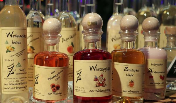 Ein Tisch mit verschiedenen Likören darauf.