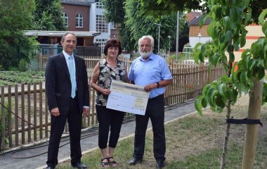 Zwei Männer überreichen einen Spendencheck an eine Lehrerin. Es sind der Präsident von Rotary Sonneberg und der hauptamliche Beigeordnete Christian Dressel..