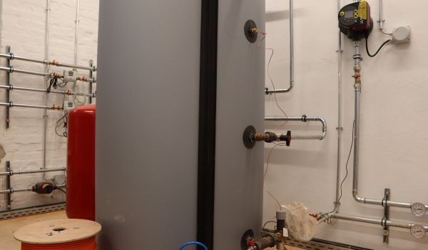 Ein Speicher auf einer Baustelle.