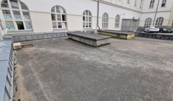 Im Innenhof des Rathauses Sonneberg finden Bauarbeiten statt.