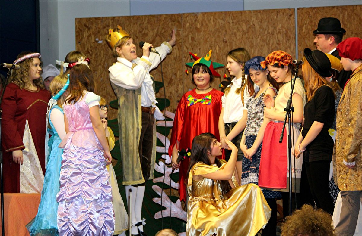 Kostümierte Jugendliche auf einer Bühne.