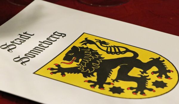 Eine weiße Mappe mit dem Wappen der Stadt Sonneberg.