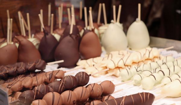 Verschiedene Schokofrüchte liegen auf einem Tisch.