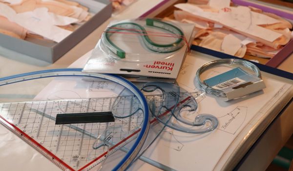 Auf einem Tisch liegen verschiedene Zeichenwerkzeuge.