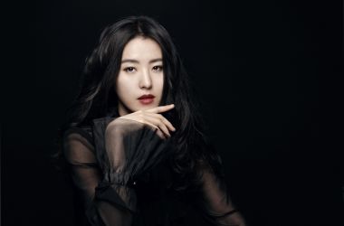 Eine Künstlerin namens Younee.