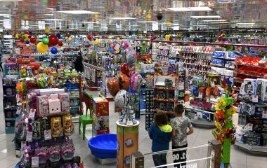 Ein Paradies für Klein und Groß: von Spielwaren, über Schreibwaren und Kosmetik, die Müller Drogerie ist das Allround-Talent in der Sonneberger Innenstadt. (Foto: Carl-Heinz Zitzmann)