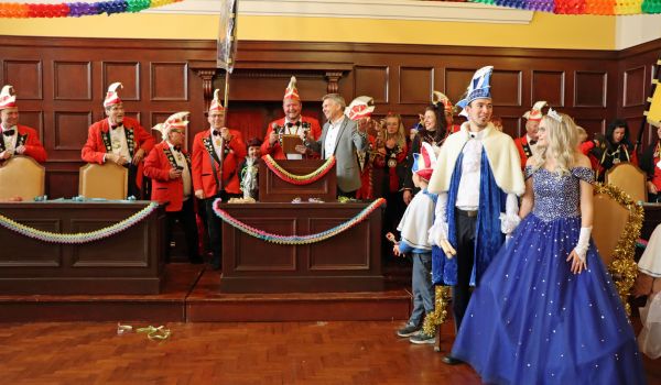 Der Elferrat steht in einer Reihe. Rechts daneben stehen die beiden Prinzenpaare.
