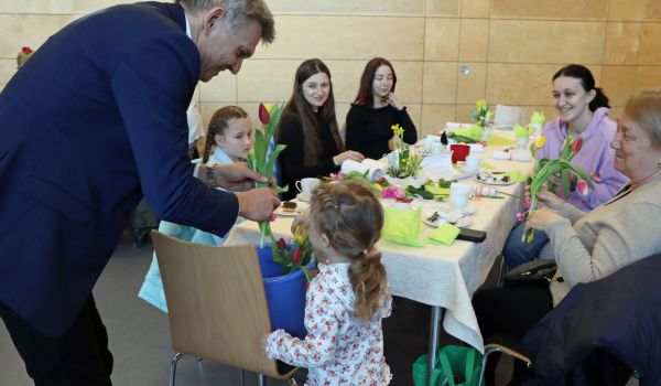 Ein Mann verteilt Tulpen.