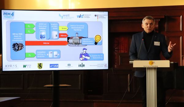 Der Bürgermeister präsentiert das neue Wasserstoff-Projekt.