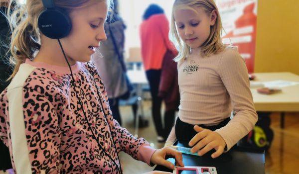 Ein Mädchen hört mit Kopfhörern Musik.